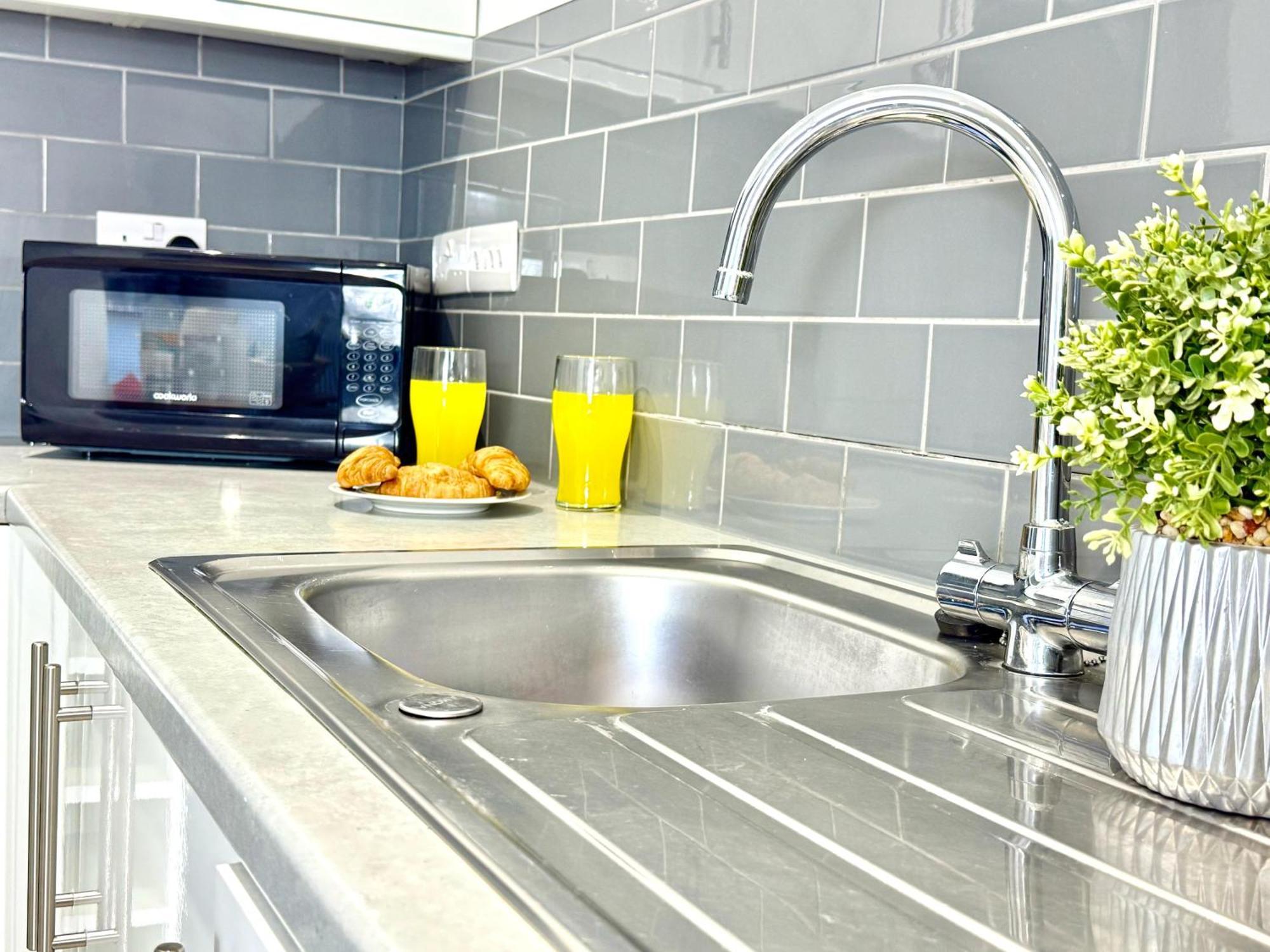 Hazel 1-Bedroom Cousy Flat, Parking, Wifi, Prime Location, Close To Blenheim Palace & Oxford Kidlington Exterior foto